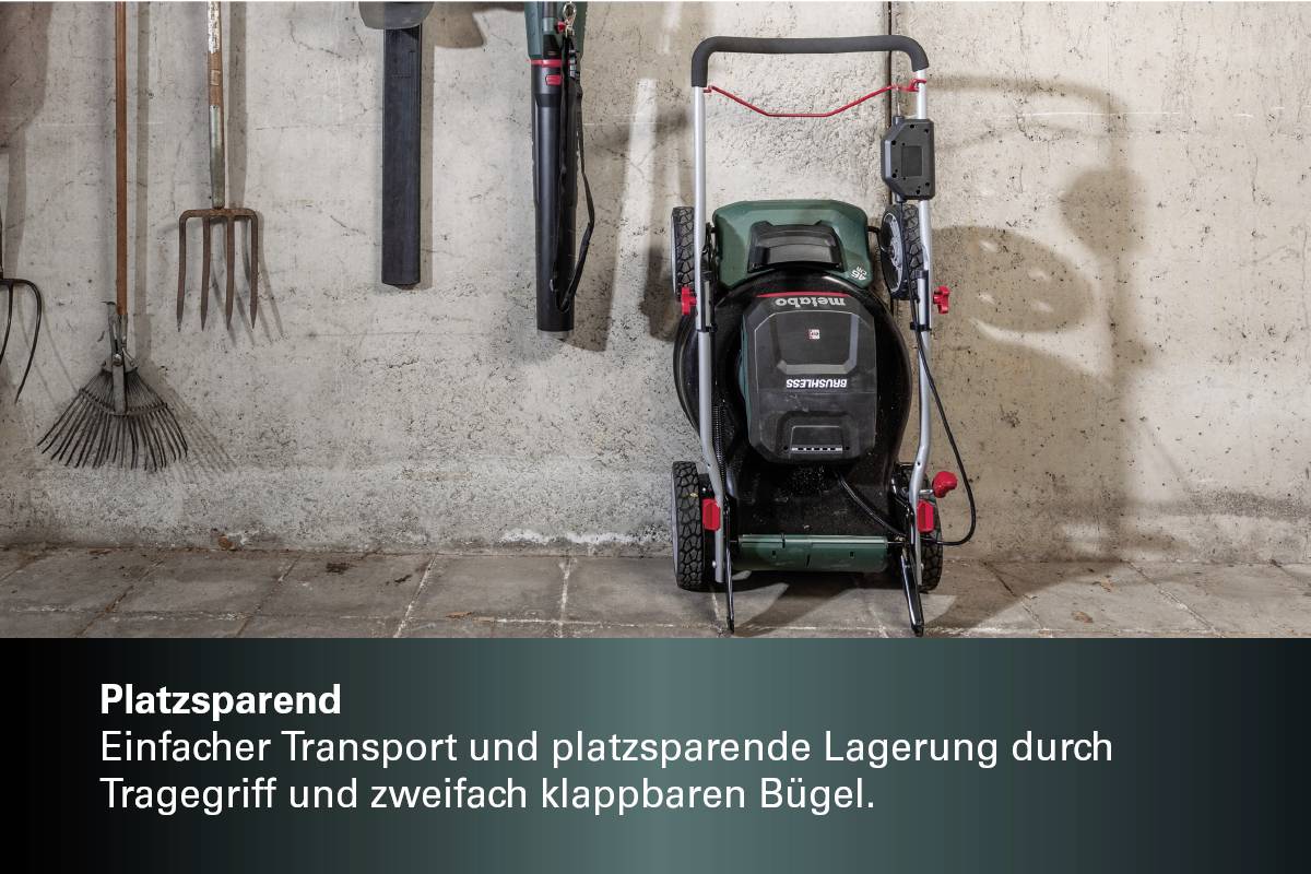 'Platzsparend: Einfacher Transport und platzsparende Lagerung durch Tragegriff und zweifach klappbaren Bügel.' Rasentrimmer an einer Wand gelagert.