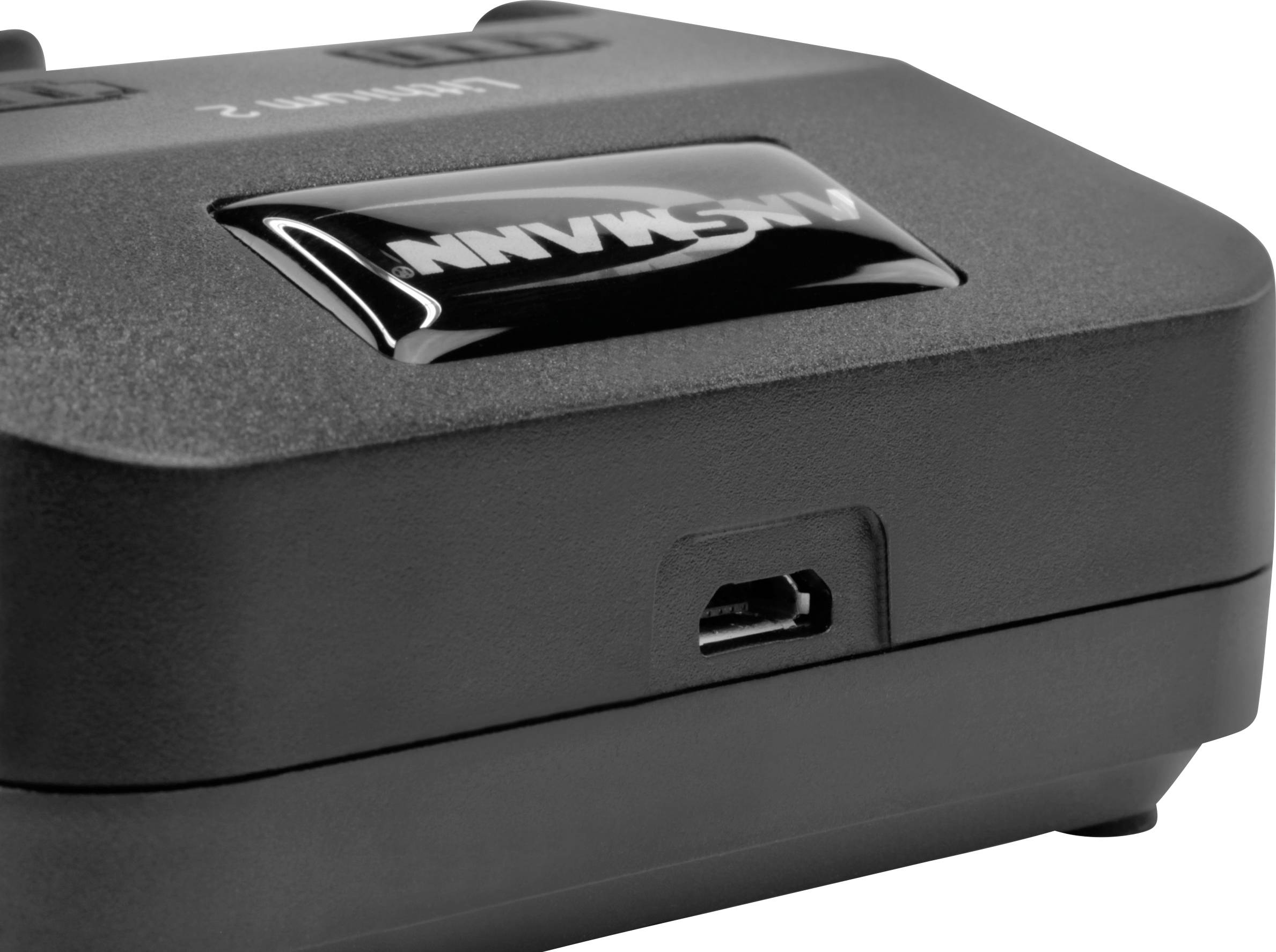Ein schwarzes elektronisches Gerät mit einem USB-Anschluss. Das Gerät trägt die Aufschrift 'Axxonn'.