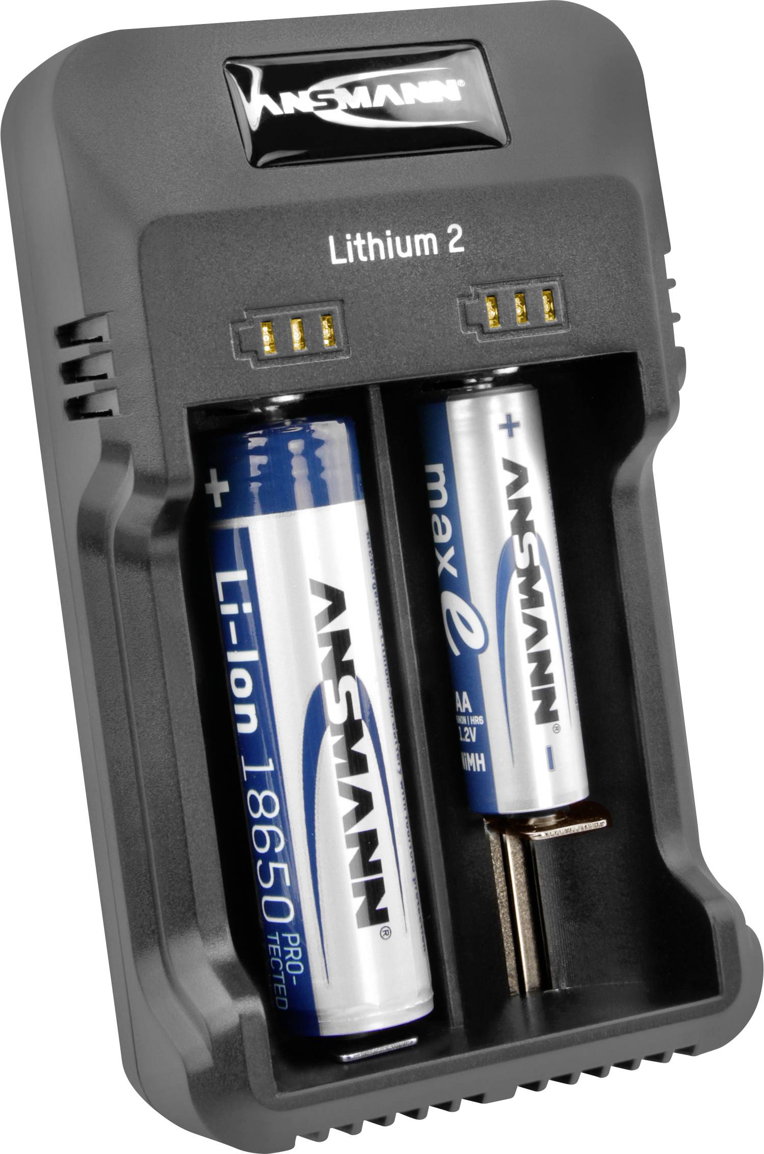 Ladegerät mit zwei eingesetzten Akkus: Links ein 18650 Li-Ion-Akku und rechts ein max-e AA NiMH-Akku von Ansmann.