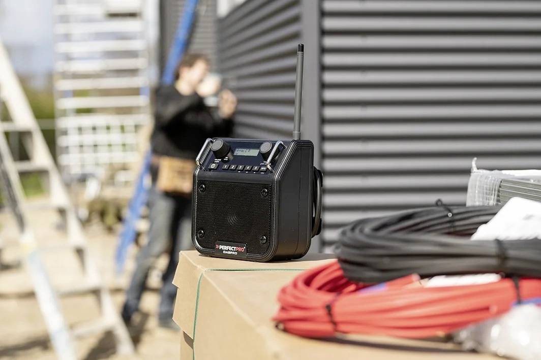 PerfectPro DABPRO Baustellenradio DAB+, UKW AUX, Bluetooth® stoßfest, spritzwassergeschützt, staubdicht Schwarz