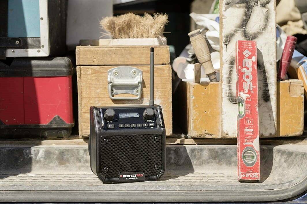 PerfectPro DABPRO Baustellenradio DAB+, UKW AUX, Bluetooth® stoßfest, spritzwassergeschützt, staubdicht Schwarz
