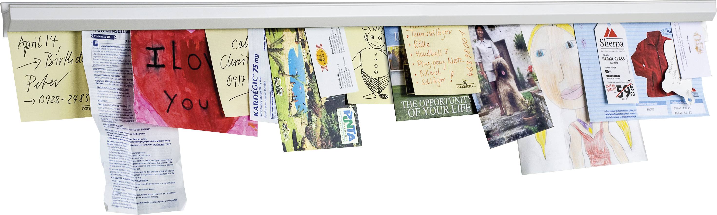 Eine Leiste hält mehrere bunte Karten, Notizen und Papierstücke, darunter eine Kindermalerei mit 'I love you' und ein Geburtstagskalender.