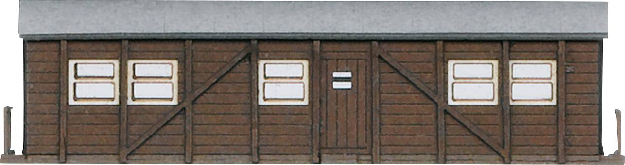 Braune Holzhütte mit vier Fenstern und einer Tür in der Mitte, graues Dach.