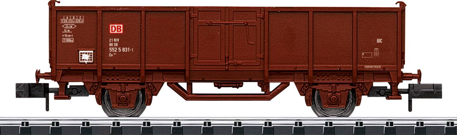 Ein brauner Güterwagen auf Schienen, beschriftet mit 'DB'.