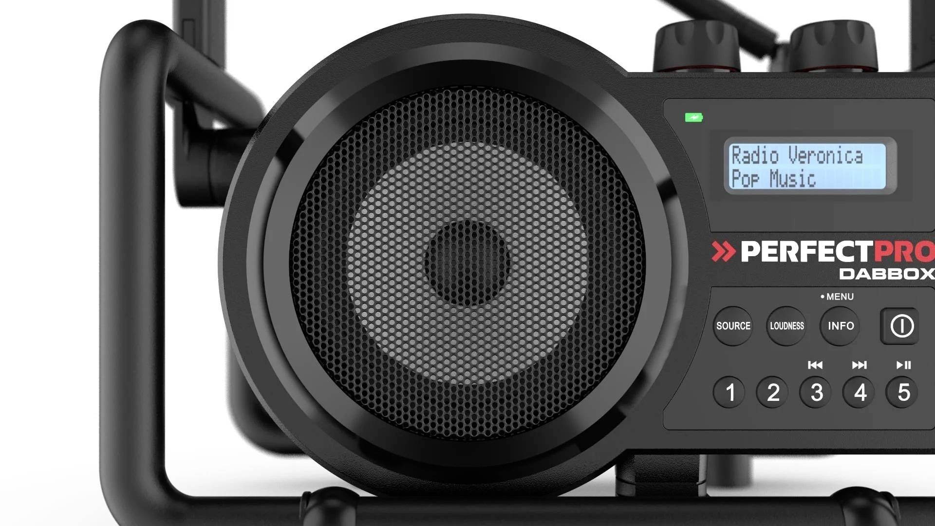 Schwarzes tragbares Radio mit Display, das 'Radio Veronica' und 'Pop Music' anzeigt. Fokussiert auf Lautsprecher und Bedienelemente.