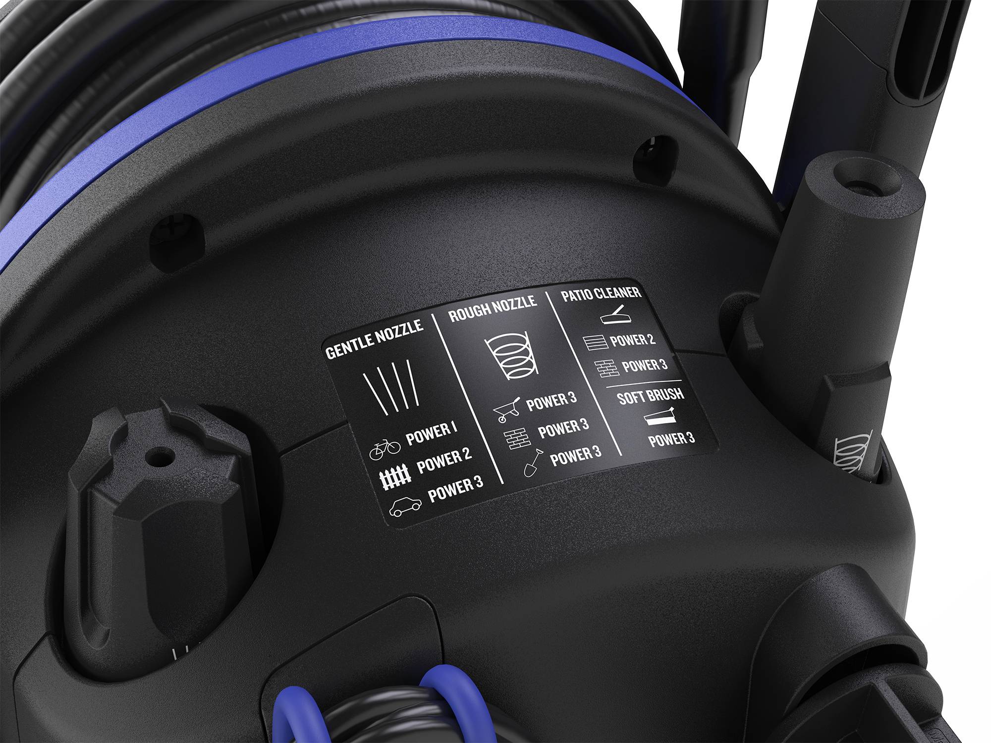 Druckreiniger mit verschiedenen Düsenoptionen auf einer Beschriftung: 'Gentle Nozzle', 'Rough Nozzle', 'Patio Cleaner' und Leistungsstufen.