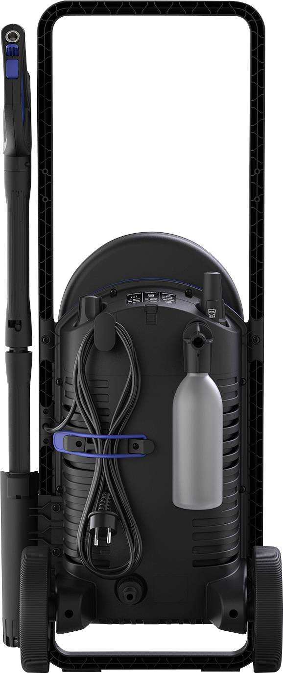 Hochdruckreiniger von hinten gezeigt, mit Kabel und Sprühflasche hinten befestigt, auf einem handlichen Rahmen mit Rädern montiert.