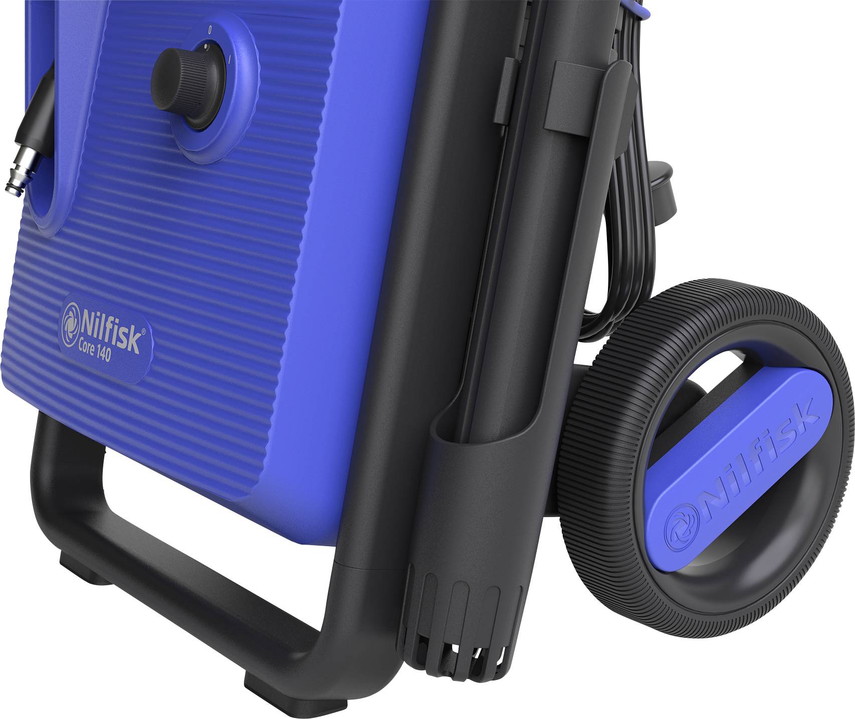 Nahaufnahme eines blauen Hochdruckreinigers mit schwarzen Rädern und der Aufschrift 'Nilfisk' auf Rad und Gerät.