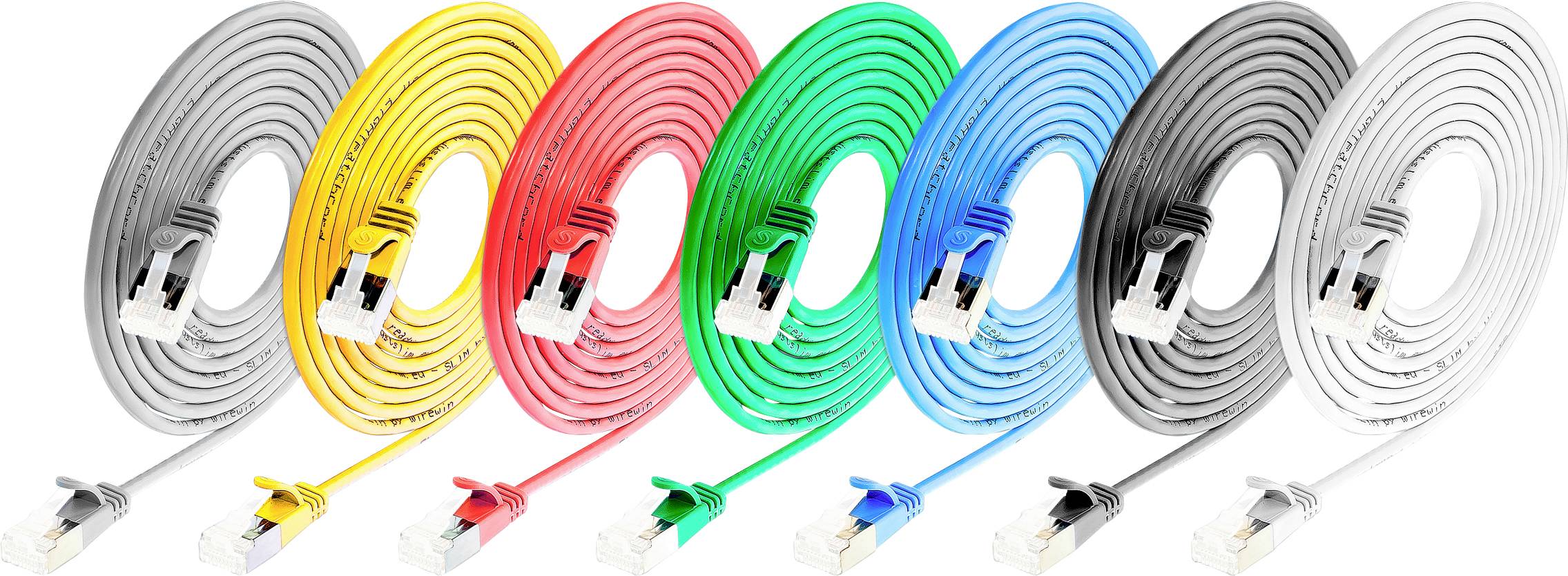 Sieben Ethernet-Kabel in verschiedenen Farben (gelb, orange, rot, grün, blau, grau, schwarz) nebeneinander aufgereiht.