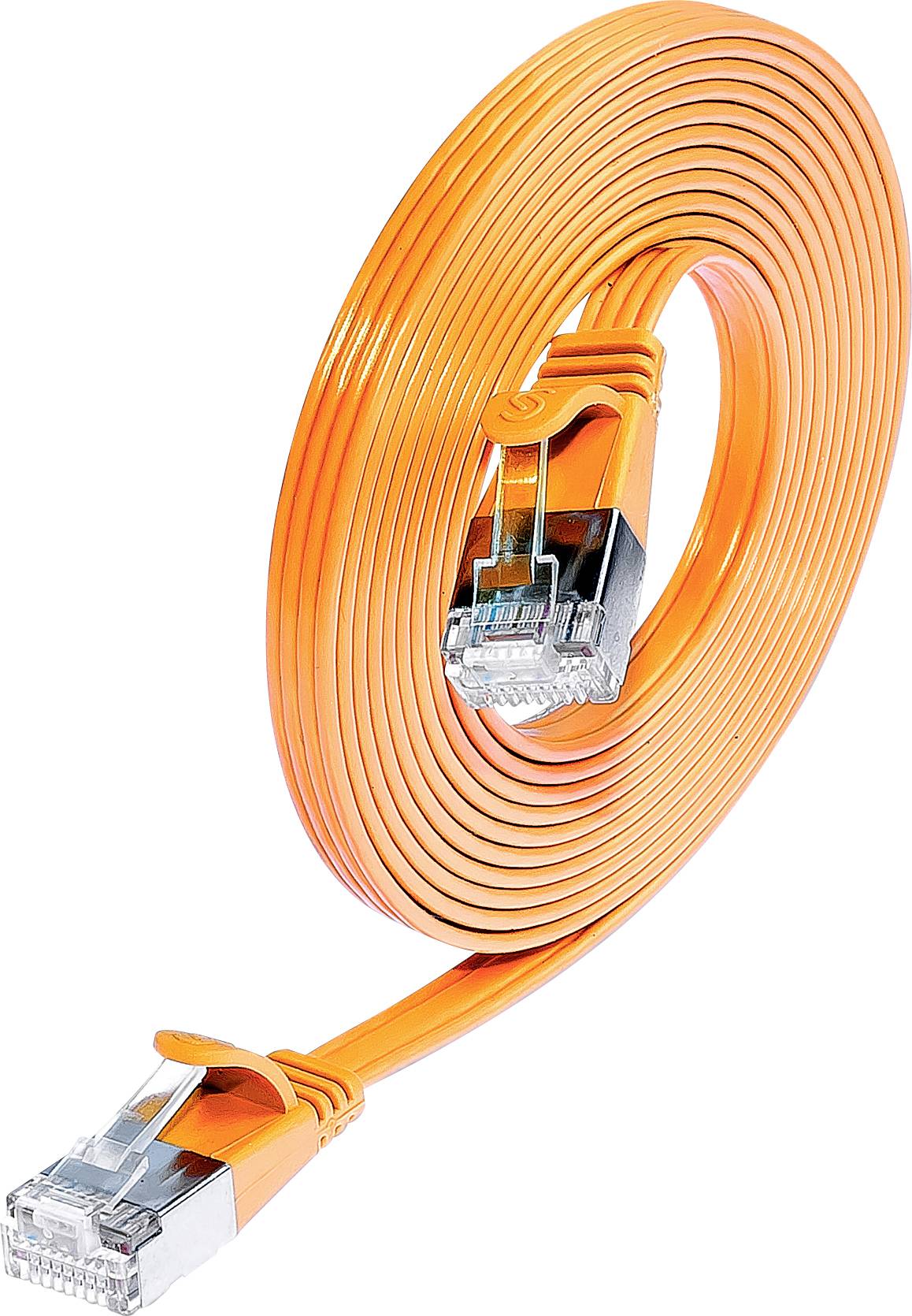 Orangefarbenes, flaches Ethernet-Kabel zusammengerollt, mit zwei klaren RJ45-Steckern an den Enden.