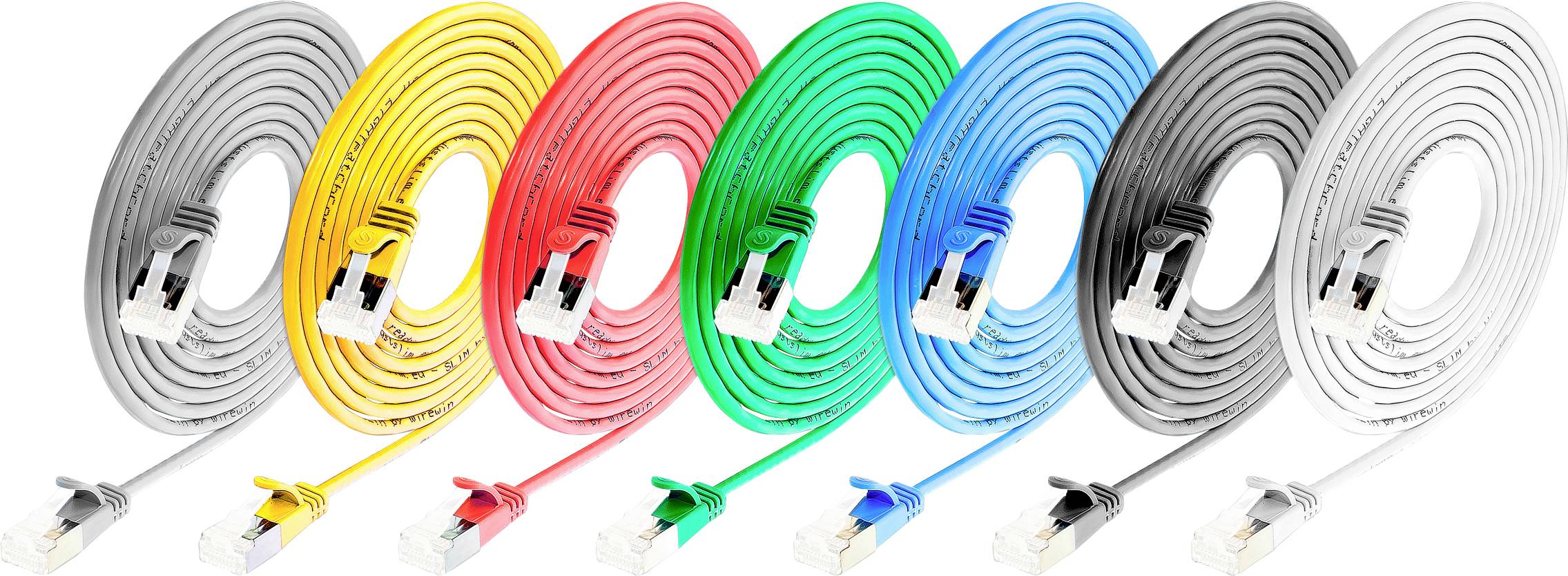 Sieben Ethernet-Kabel in verschiedenen Farben (gelb, orange, rot, grün, blau, grau, schwarz) nebeneinander auf weißem Hintergrund.