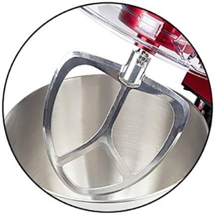 Ein Rührgerät in Nahaufnahme mit einem großen Metallrührer, bereit zum Mischen in einer Edelstahlschüssel.