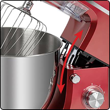 Rote Küchenmaschine mit Hebefunktion. Der Kopf der Maschine kann angehoben werden, um Zugang zur Rührschüssel zu erhalten.