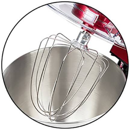 Rührmaschine mit Edelstahl-Schüssel und Schneebesenaufsatz. Geeignet für das Mixen von Teig und anderen Zutaten.