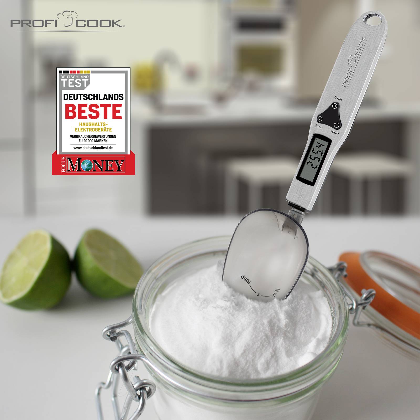 'Digitalwaage Profi Cook' zeigt 25,4 Gramm. Hintergrund: Küche, Glas mit Zucker, zwei Limetten. Auszeichnung: 'Deutschlands Beste', Focus Money.