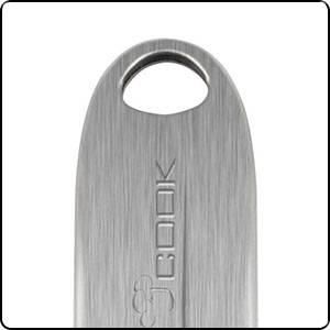 Schlüsselanhänger aus Metall mit der Aufschrift 'COOK' und einem kleinen Kochmützensymbol darunter.