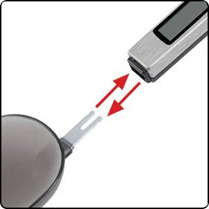 Nahaufnahme eines Kopfhörer-Anschlusses und eines entfernten USB-Geräts mit zwei roten Pfeilen, die die Verbindung anzeigen.