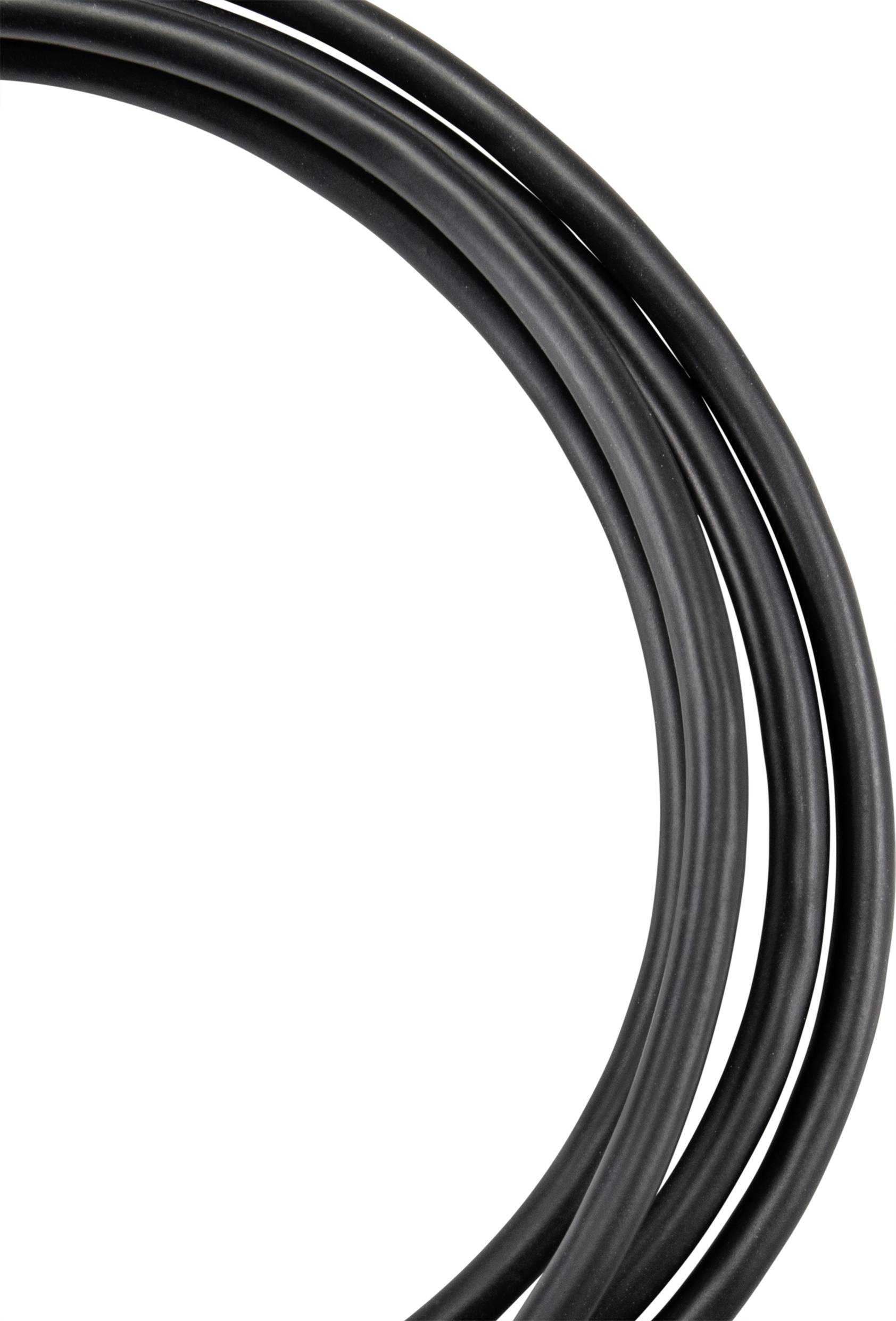 Ein schwarzes, mehrfach gewundenes Kabel vor weißem Hintergrund.