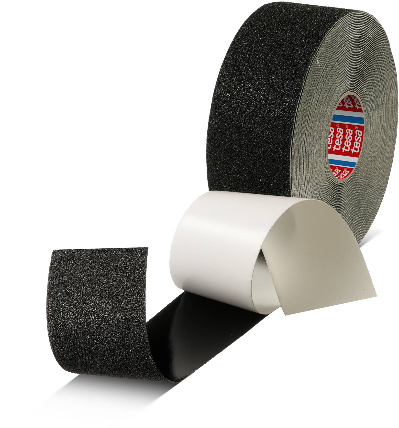 Eine Rolle schwarzes rutschfestes Klebeband mit grober Textur, teilweise abgewickelt, zeigt die Rückseite und die haftende Fläche.