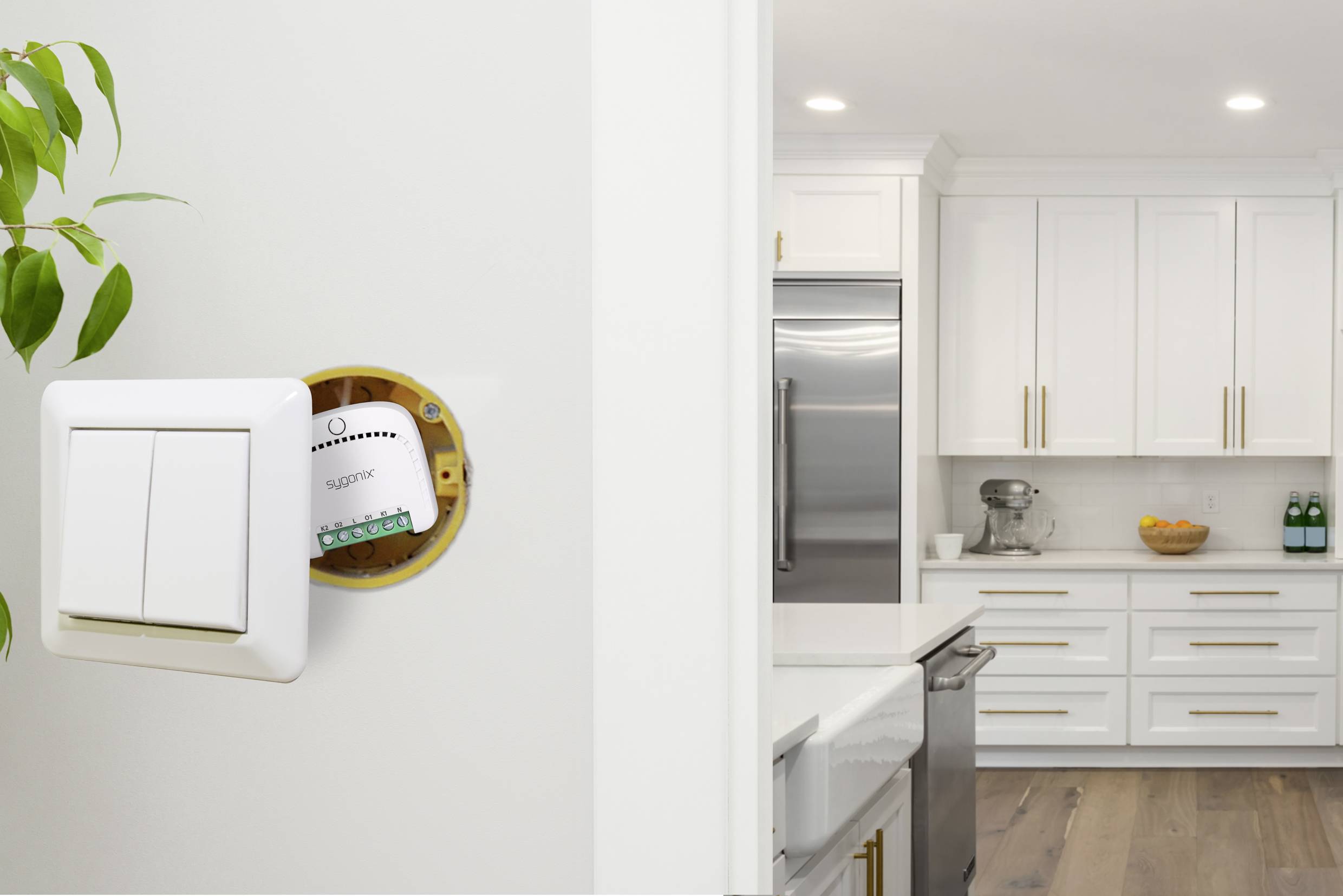 Lichtschalter mit Blick auf eine moderne Küche; der Schalter ist geöffnet, um ein Smart-Home-Modul zu zeigen.