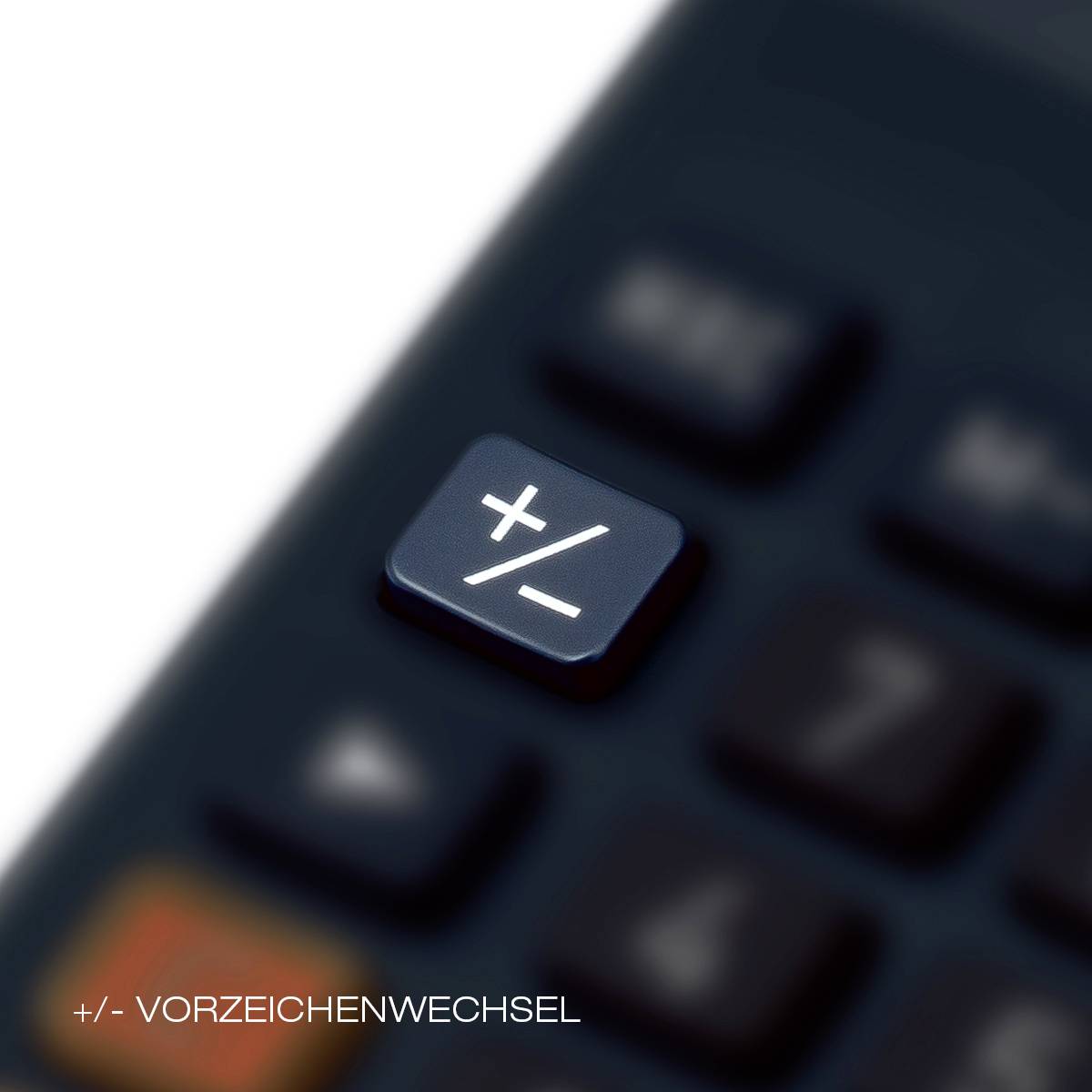 Eine dunkle Taschenfläche mit Fokus auf einer Taste mit '+/-' Symbol, verwendet für Vorzeichenwechsel. Links unten steht 'VORZEICHENWECHSEL'.