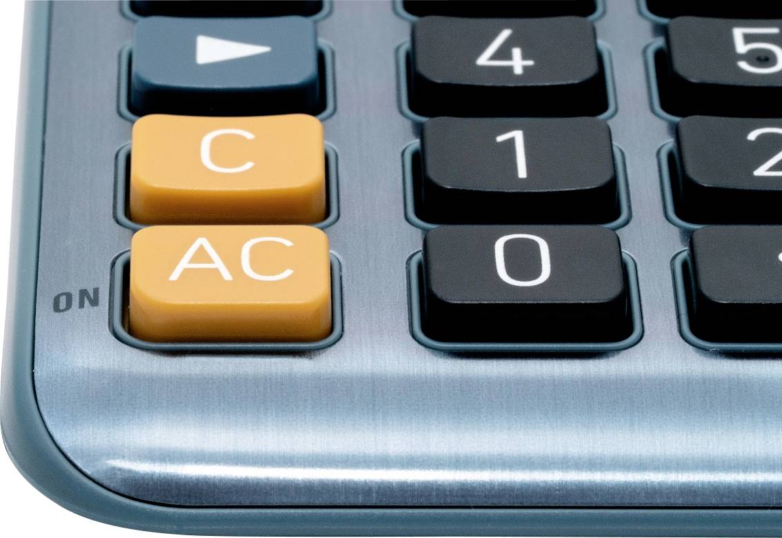 Nahaufnahme einer blauen Taschenrechner-Tastatur mit orangenen Tasten 'C' und 'AC' für Löschen und Zurücksetzen links neben den Zahlen.