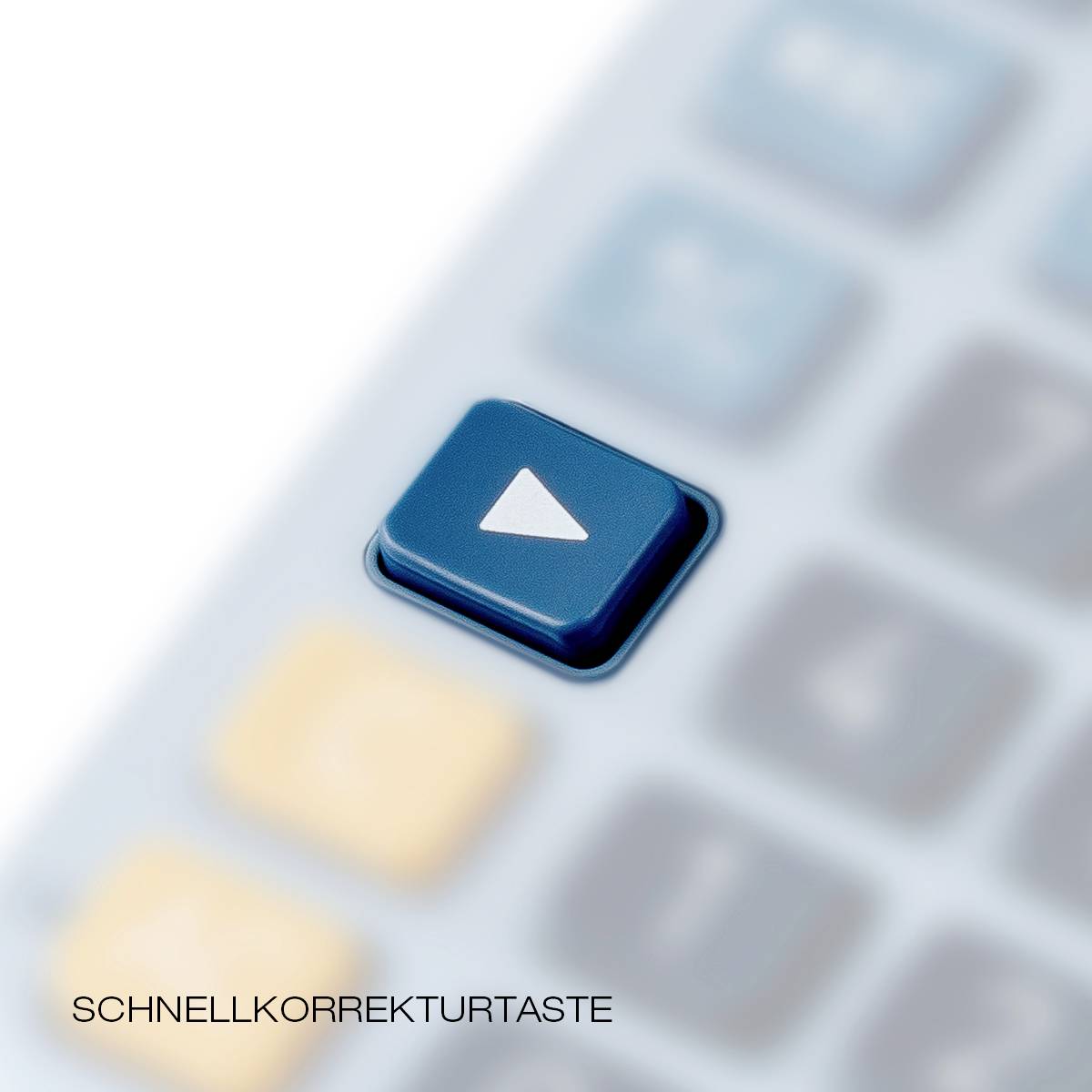 Die Nahaufnahme zeigt eine blau hervorgehobene Taste auf einer Tastatur mit der Aufschrift 'Schnellkorrekturtaste'.