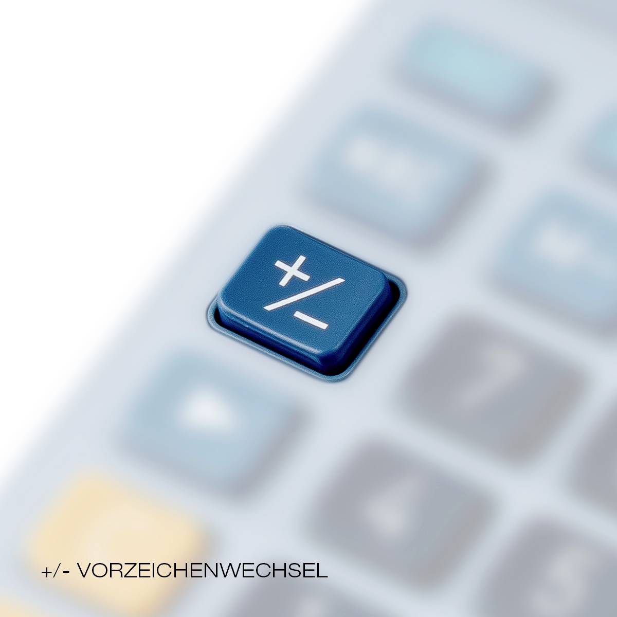 Tastenfeld mit hervorgehobener blauer Taste für Vorzeichenwechsel ('+/-'), Umschaltfunktion auf einem unscharfen Taschenrechner.