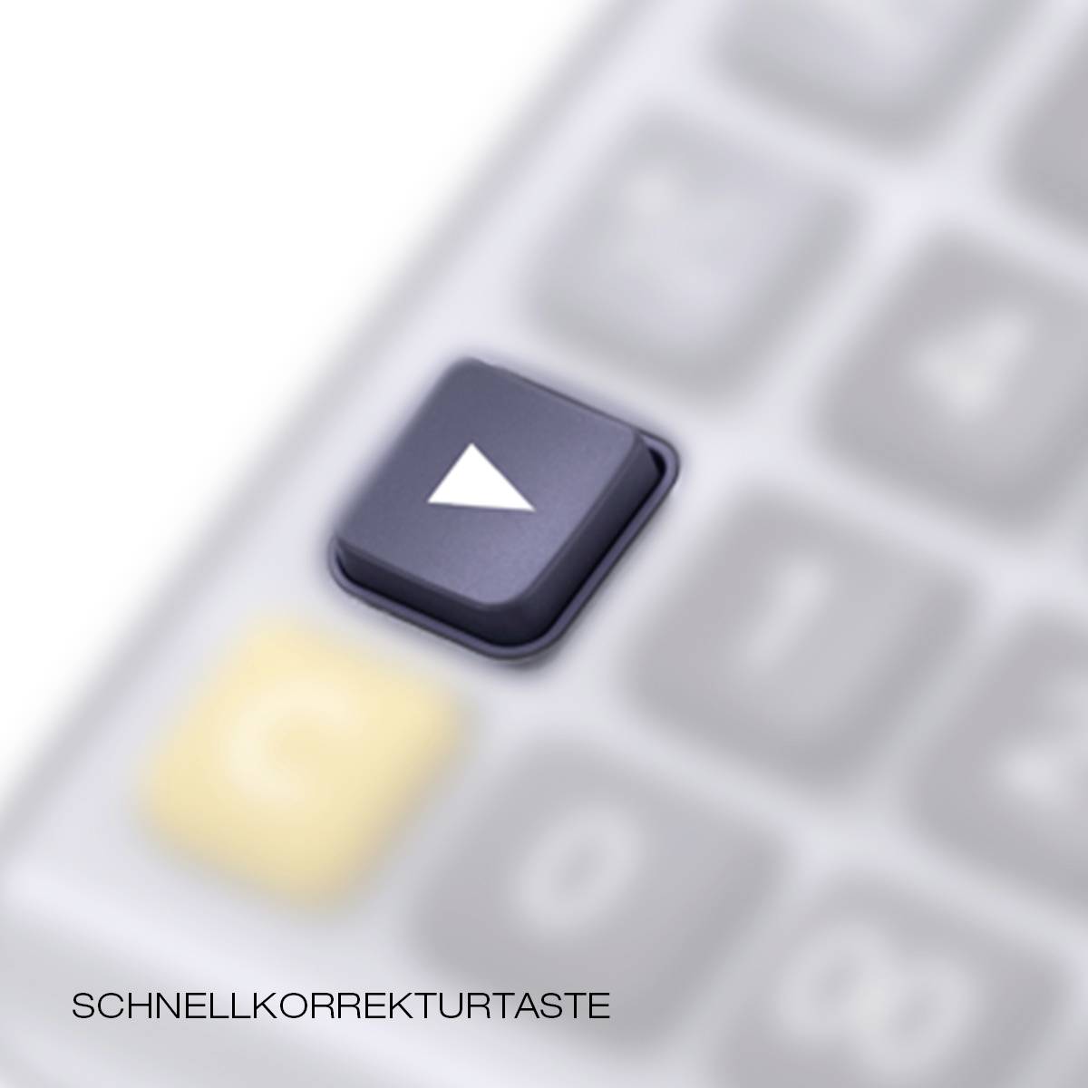 Eine Nahaufnahme einer Computertastatur mit Fokus auf die Pfeiltaste. Daneben steht im Bild 'SCHNELLKORREKTURTASTE'.