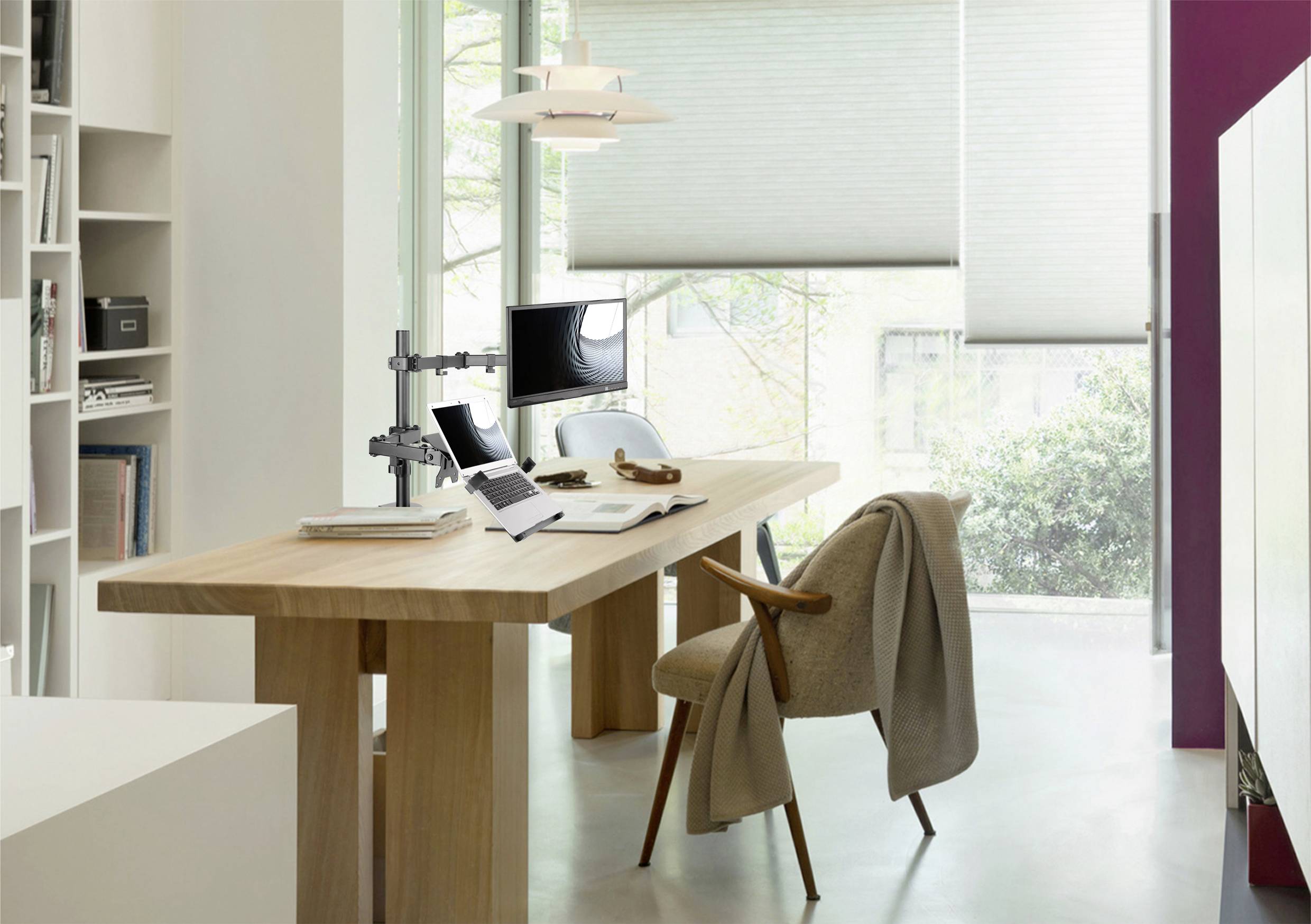 Ein modern eingerichtetes Büro mit einem Holztisch, einem Bürostuhl und zwei Monitoren am Schreibtisch. Sonnenlicht dringt durch große Fenster.