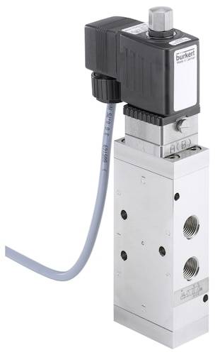 Es ist ein elektrisches Ventil von burkert mit einem schwarzen Gehäuse oben und metallischem Körper unten, verwendet in Flüssigkeitssystemen.