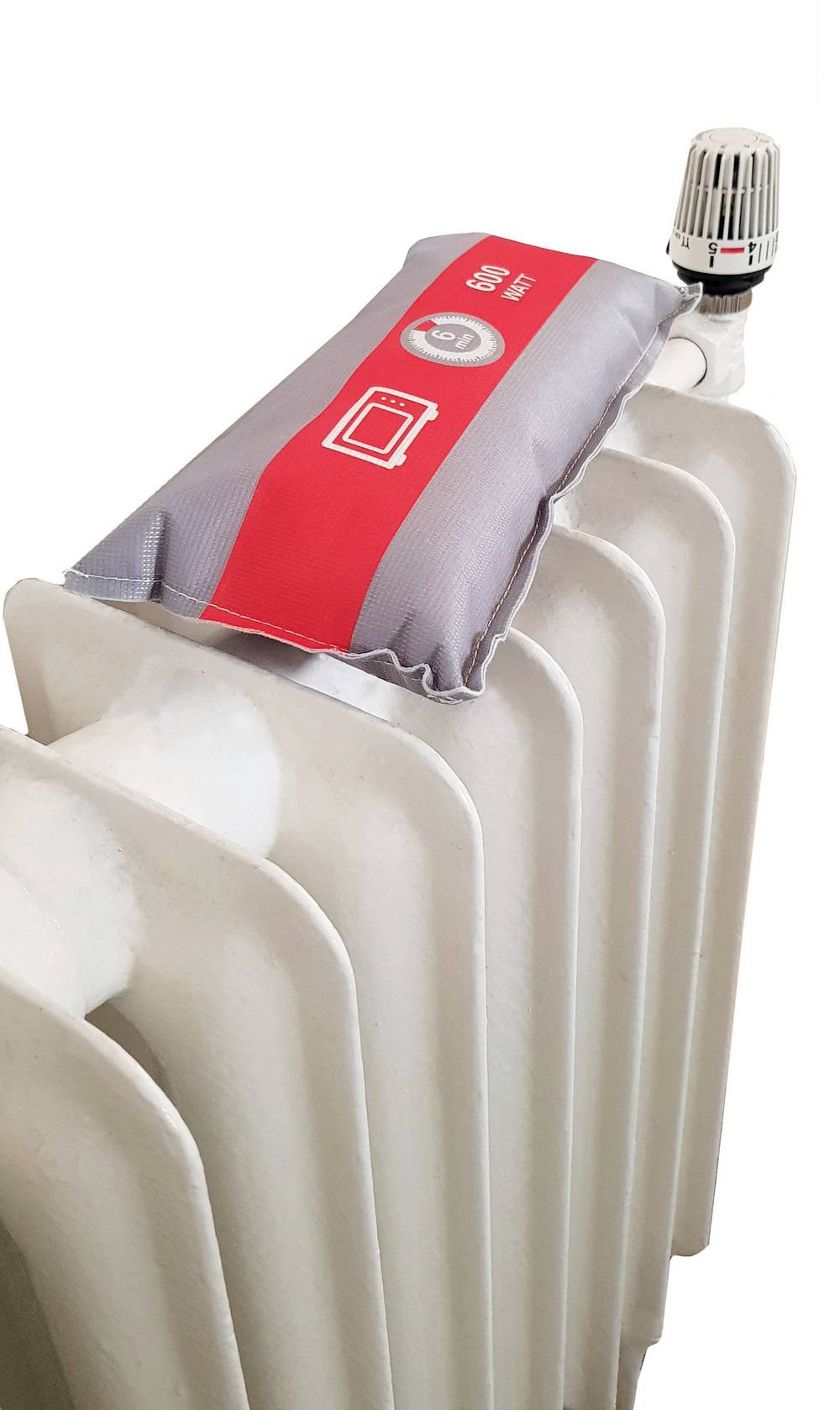 Heizkörper mit grauem Heizkörperentlüfterkissen, rotes Etikett mit Batterie- und Tropfensymbolen oben platziert.
