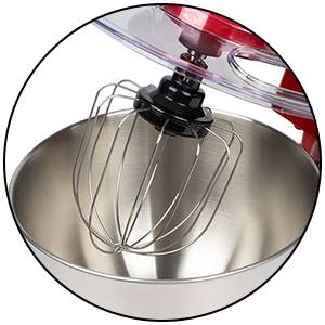 Küchenmaschine mit Edelstahl-Rührschüssel und Schneebesenaufsatz, geeignet zum Mixen und Kneten von Teig und anderen Zutaten.