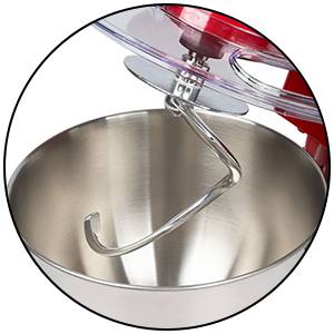 Eine rote Küchenmaschine mit Knethaken über einer Metallschüssel, ideal zum Teigkneten.