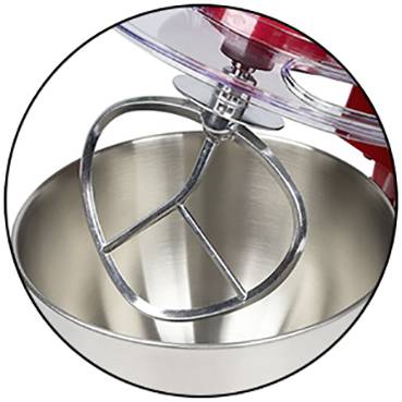 Ein elektrischer Mixer mit rotem Gehäuse und Rührschüssel aus Edelstahl, ausgestattet mit einem Flachrühreraufsatz.