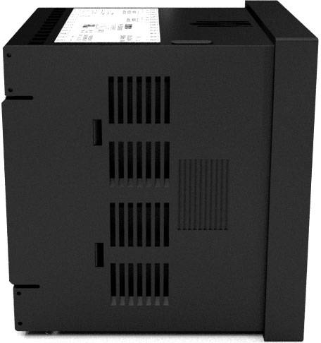 Schwarzes, rechteckiges elektronisches Gerät mit Lüftungsschlitzen an der Seite, stehend auf stabiler Oberfläche.