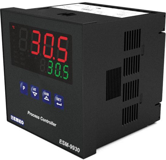 Ein digitaler Prozessregler zeigt eine Temperatur von 30,5 °C an. Das Gerät hat eine Anzeige mit roten und grünen Ziffern.