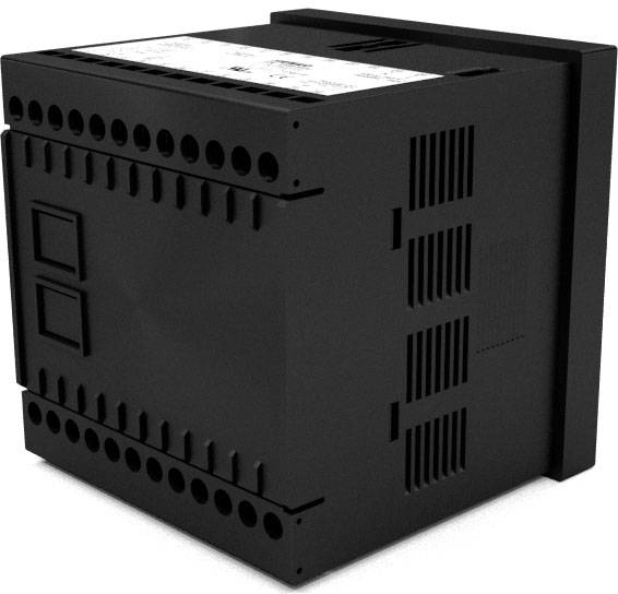 Ein schwarzes elektrisches Gehäuse mit mehreren Anschlussmöglichkeiten, Belüftungsschlitzen und einem Aufkleber oben.