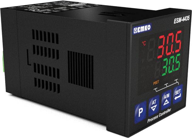 Digitaler Temperaturregler der Marke 'Emko' zeigt 30,5°C. LCD-Anzeige mit Bedienelementen 'P', 'AT', 'AM', 'SET' vorne sichtbar.