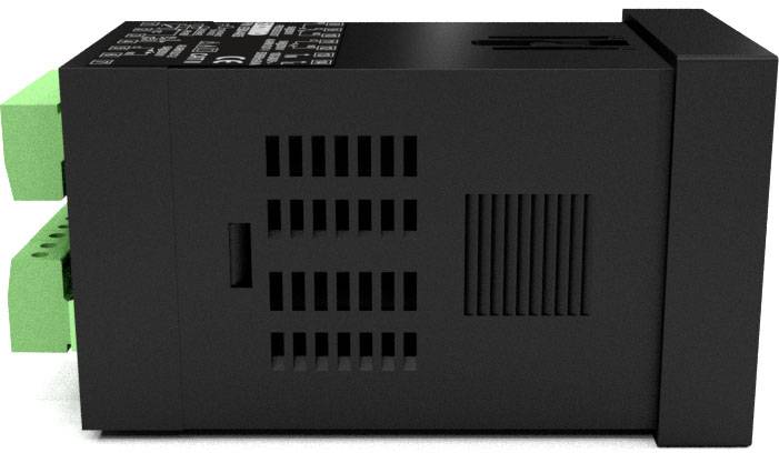 Schwarzes, rechteckiges elektronisches Gerät mit grünen Anschlüssen auf der linken Seite, zeigt Lüftungsgitter und technische Details.
