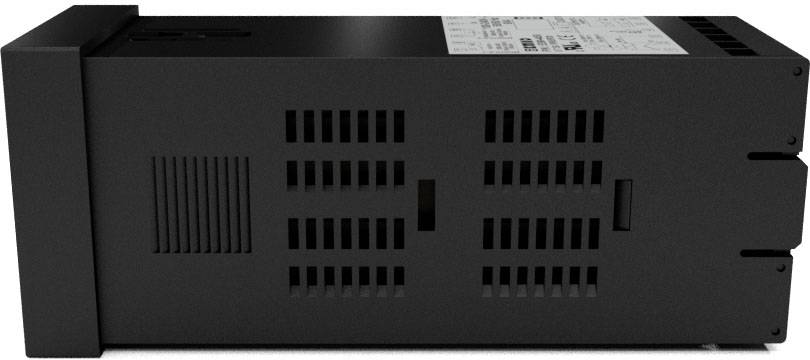 Schwarzer elektrischer Schaltschrank mit Lüftungsschlitzen und Aufkleber oben, für industrielle Automatisierungseinsätze.