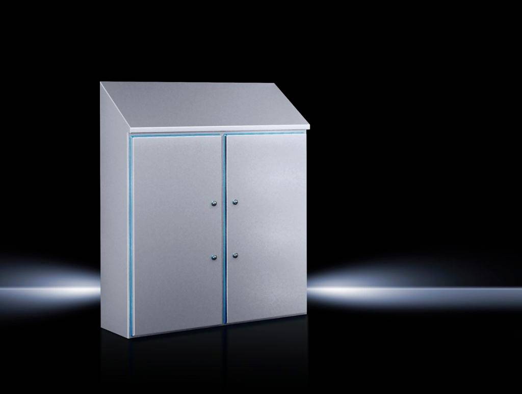 Metallischer Schrank mit zwei Türen und leicht geneigtem Dach, vor schwarzem Hintergrund, beleuchtet an den Seiten.