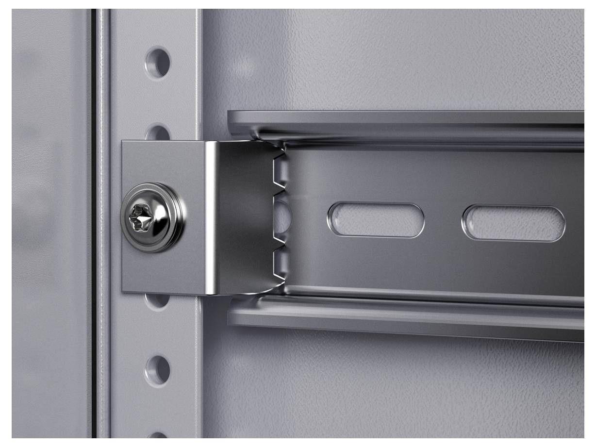 Nahaufnahme einer grauen Metallhalterung, die an einer strukturierten Oberfläche befestigt ist. Sie zeigt stabile Befestigungskomponenten.