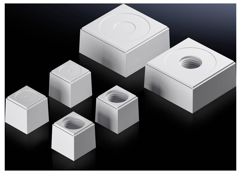 Sechs quadratische Metallblockmuttern, drei kleinere vorne links und drei größere hinten rechts, auf schwarzem Hintergrund angeordnet.