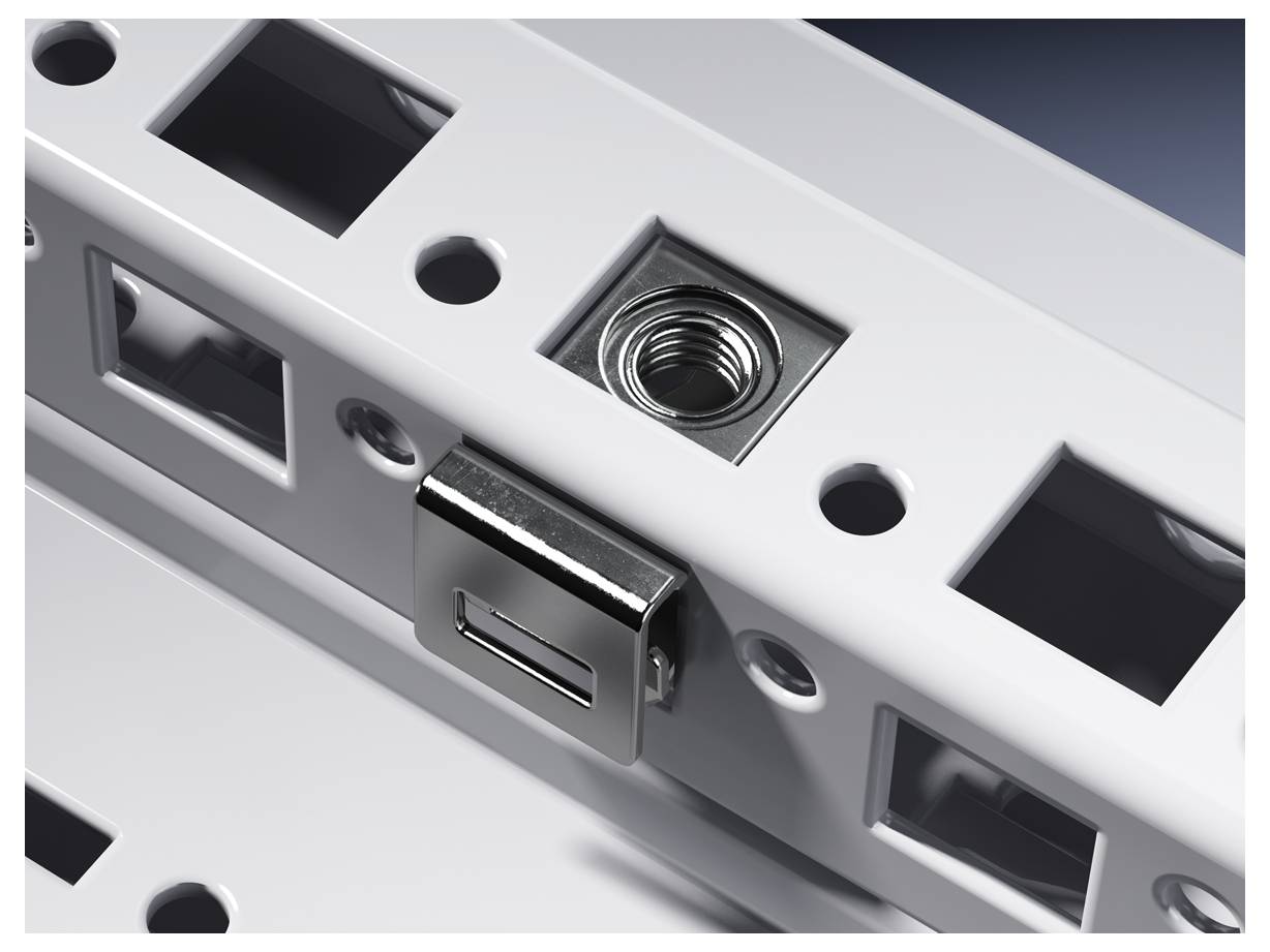 Nahaufnahme eines metallischen Befestigungsmechanismus in einem weißen Rahmen mit quadratischen und rechteckigen Aussparungen.