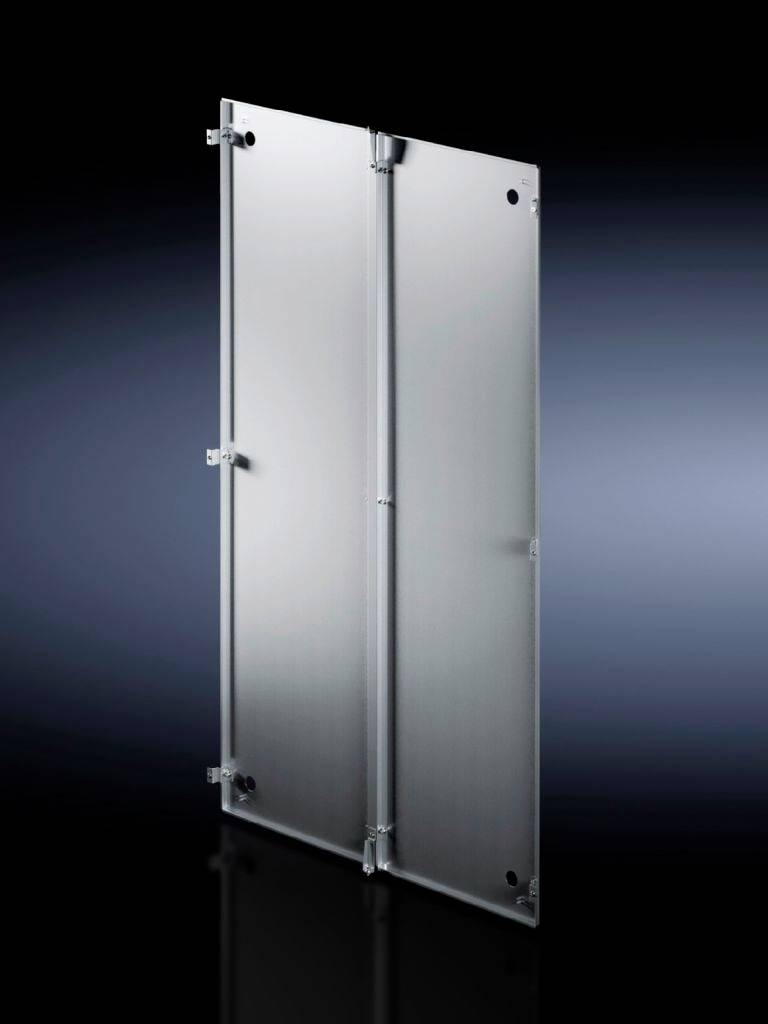 Metallisches Türpaneel mit Scharnieren und Löchern für Befestigung, vor einem dunklen Hintergrund, stehend dargestellt.