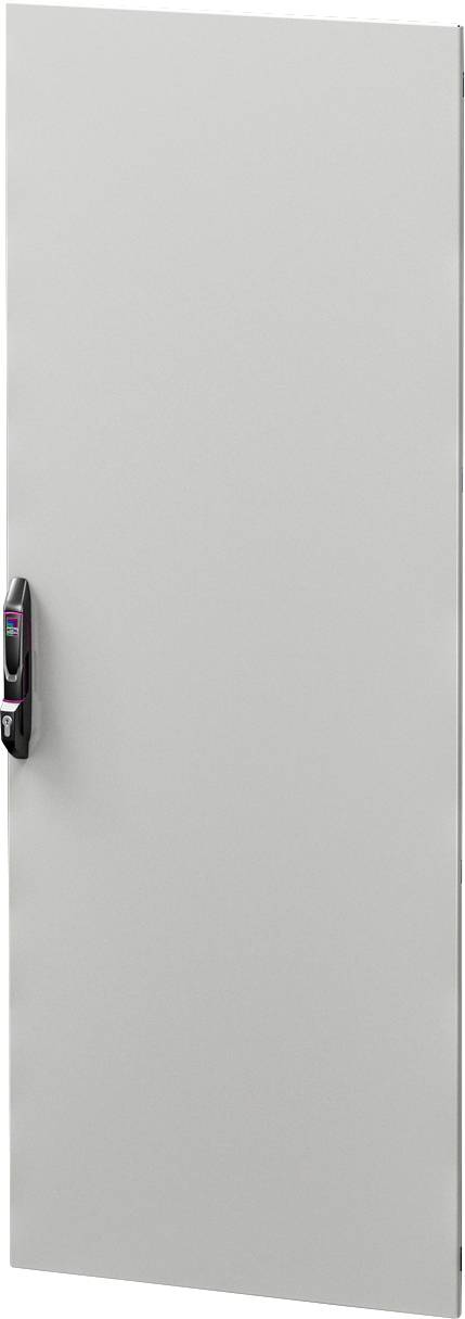 Eine graue, geschlossene Tür mit einem schwarzen Griff an der linken Seite, vor einem neutralen Hintergrund.