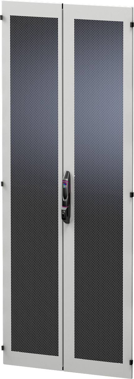 Ein grauer Metallschrank mit schwarzer, perforierter Doppeltür und zentralem Griff, geeignet für den Einsatz in technischen Räumen.