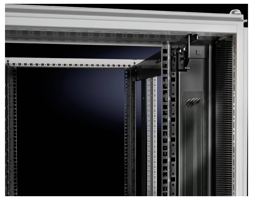 Metallrahmen eines Gehäuses ohne Abdeckung, zeigt Schienen und Haltevorrichtungen. Verwendungszweck nicht ersichtlich.