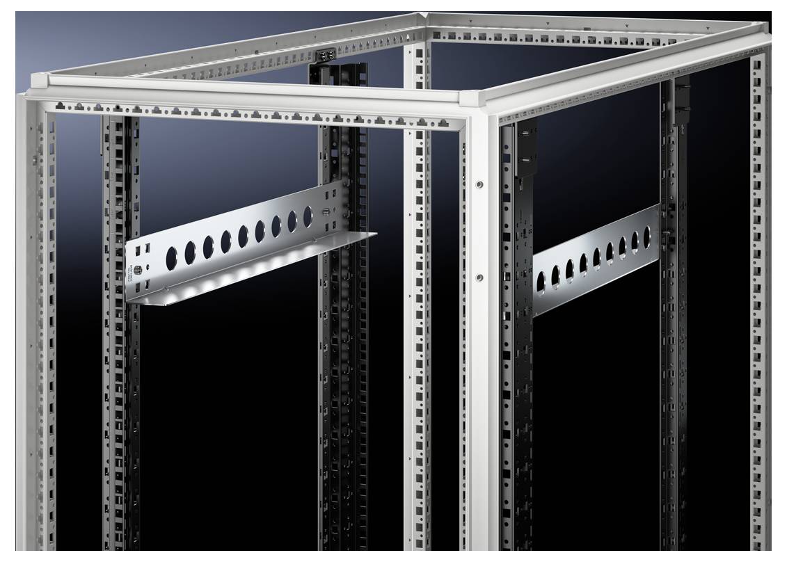 Metallrahmen eines modularen Serverracks ohne Verkleidung auf schwarzem Hintergrund. Perfekt zum Installieren von Serverkomponenten.